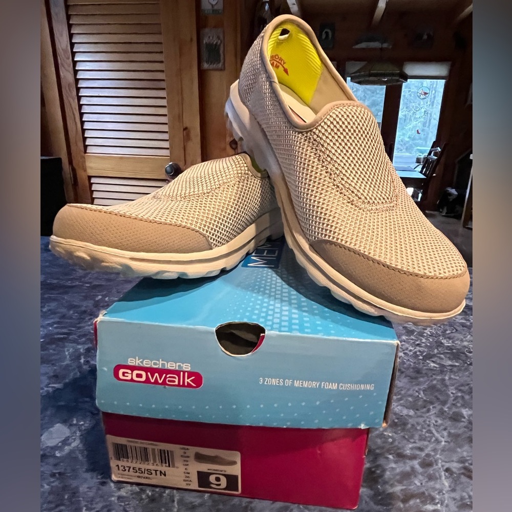 Skechers GoWalk Rival Memory Foam Sneakers Size 9 NWT